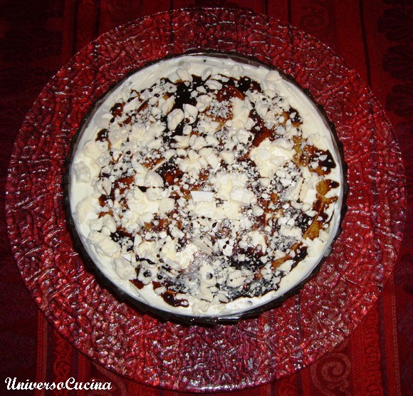 Guarnire con meringhe e sciroppo al cioccolato